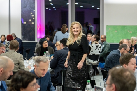 An der Pr&auml;sidialfeier hat Jacqueline Gasser-Beck bewusst etwas Glitzer in den politischen Alltag gebracht. 